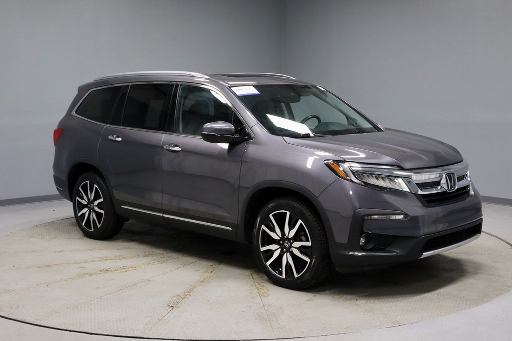 2022 Honda Pilot Touring AWD with Rear Captain's Chairs