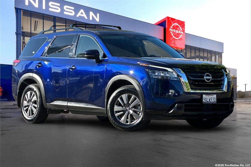 2022 Nissan Pathfinder SV's photo