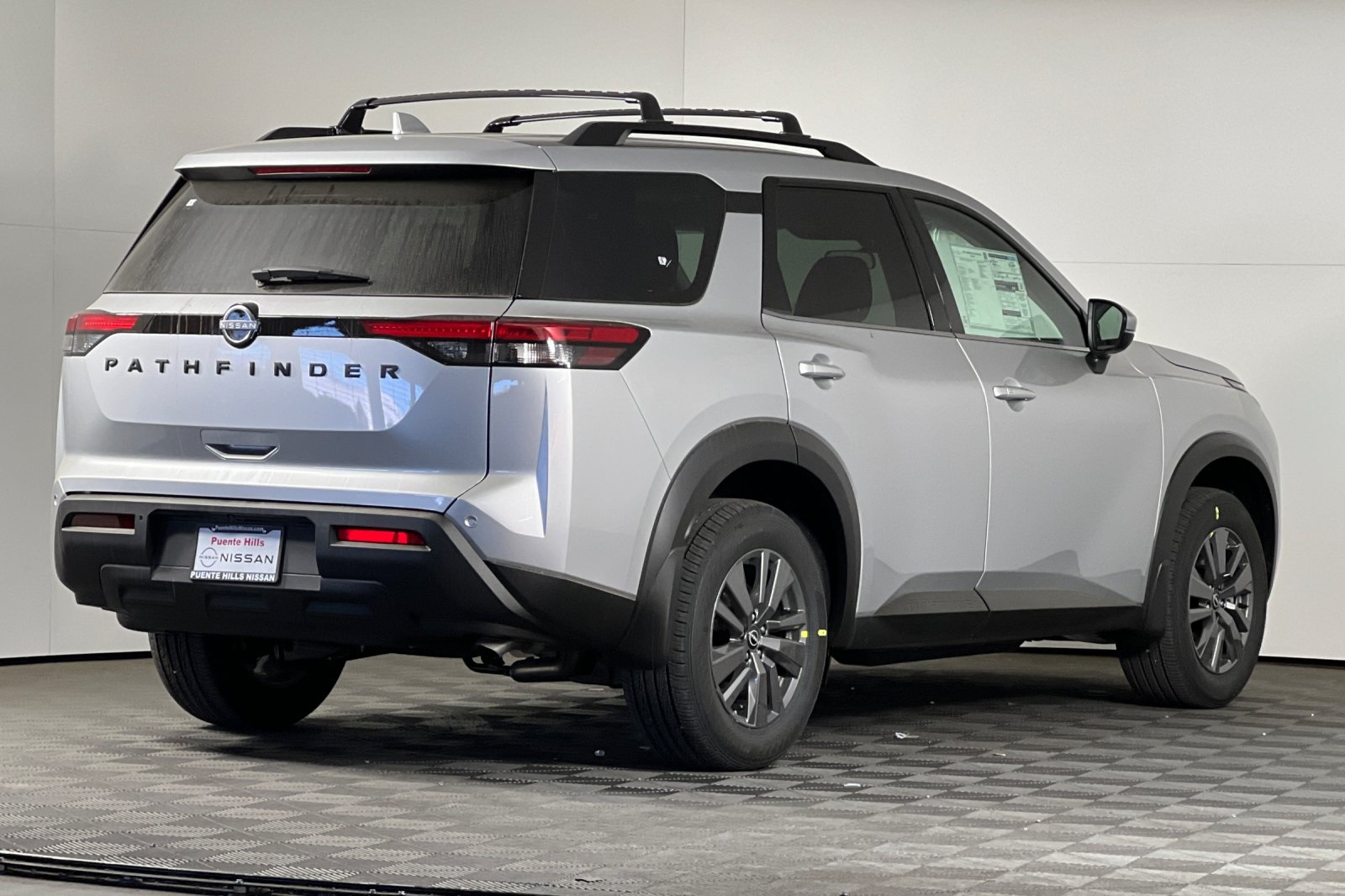 2025 Nissan Pathfinder LE photo 2