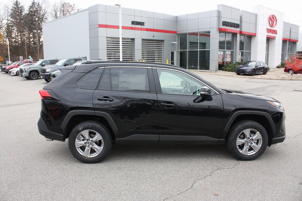 2025 Toyota RAV4 XLE photo 3