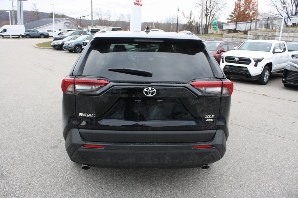 2025 Toyota RAV4 XLE photo 4