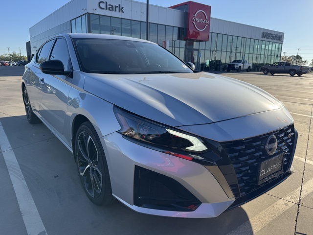 2025 Nissan Altima SR's photo