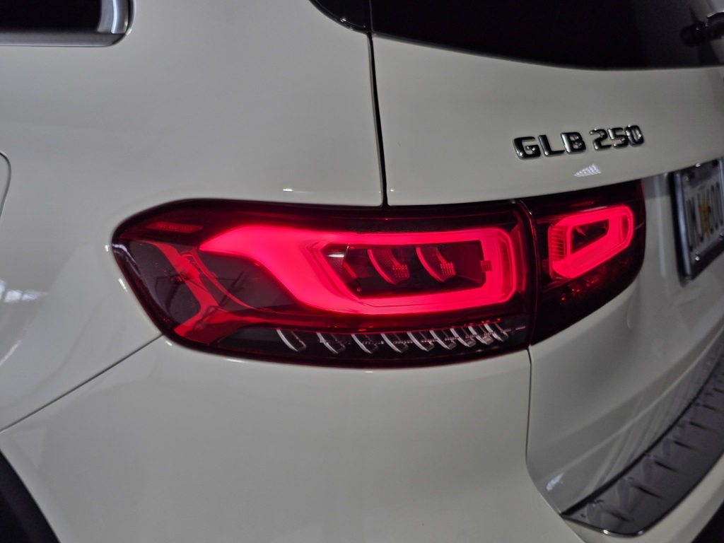 Thumbnail: 2020 Mercedes-Benz GLB - 10
