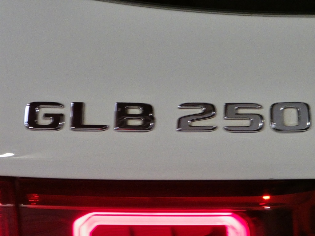 Thumbnail: 2020 Mercedes-Benz GLB - 11