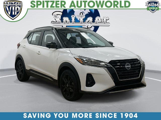 Aspen White Tricoat/Super Black 2022 Nissan Kicks SUV / Crossover Front-Wheel Drive Continuously Variable Transmission
