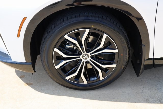 2025 Toyota Crown Signia XLE - 8