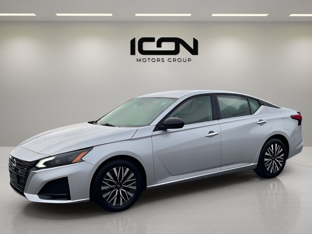 Brilliant Silver Metallic 2025 Nissan Altima Sedan Front-Wheel Drive Continuously Variable Transmission