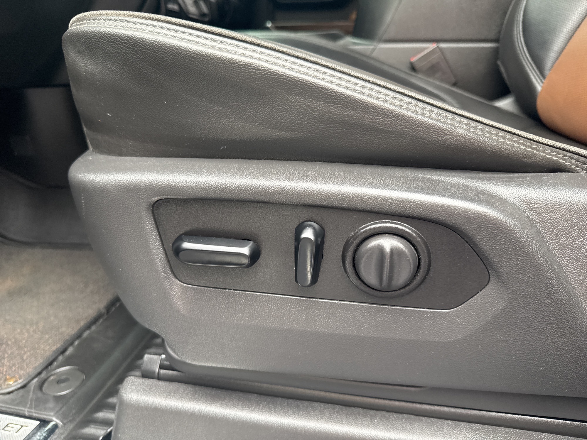 2011 Chevrolet HHR 2LT photo 32