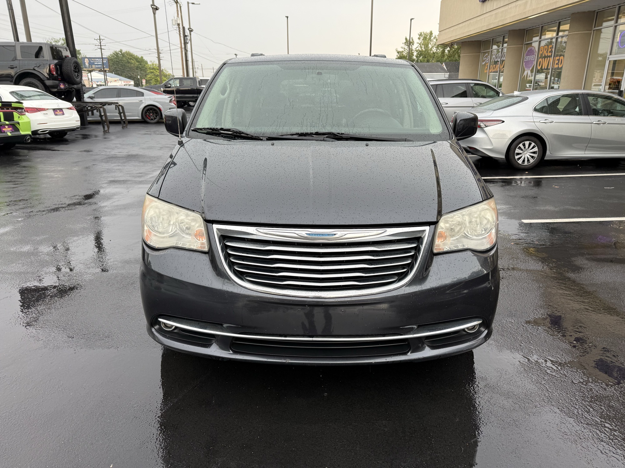 2014 Chrysler Town & Country Touring photo 2