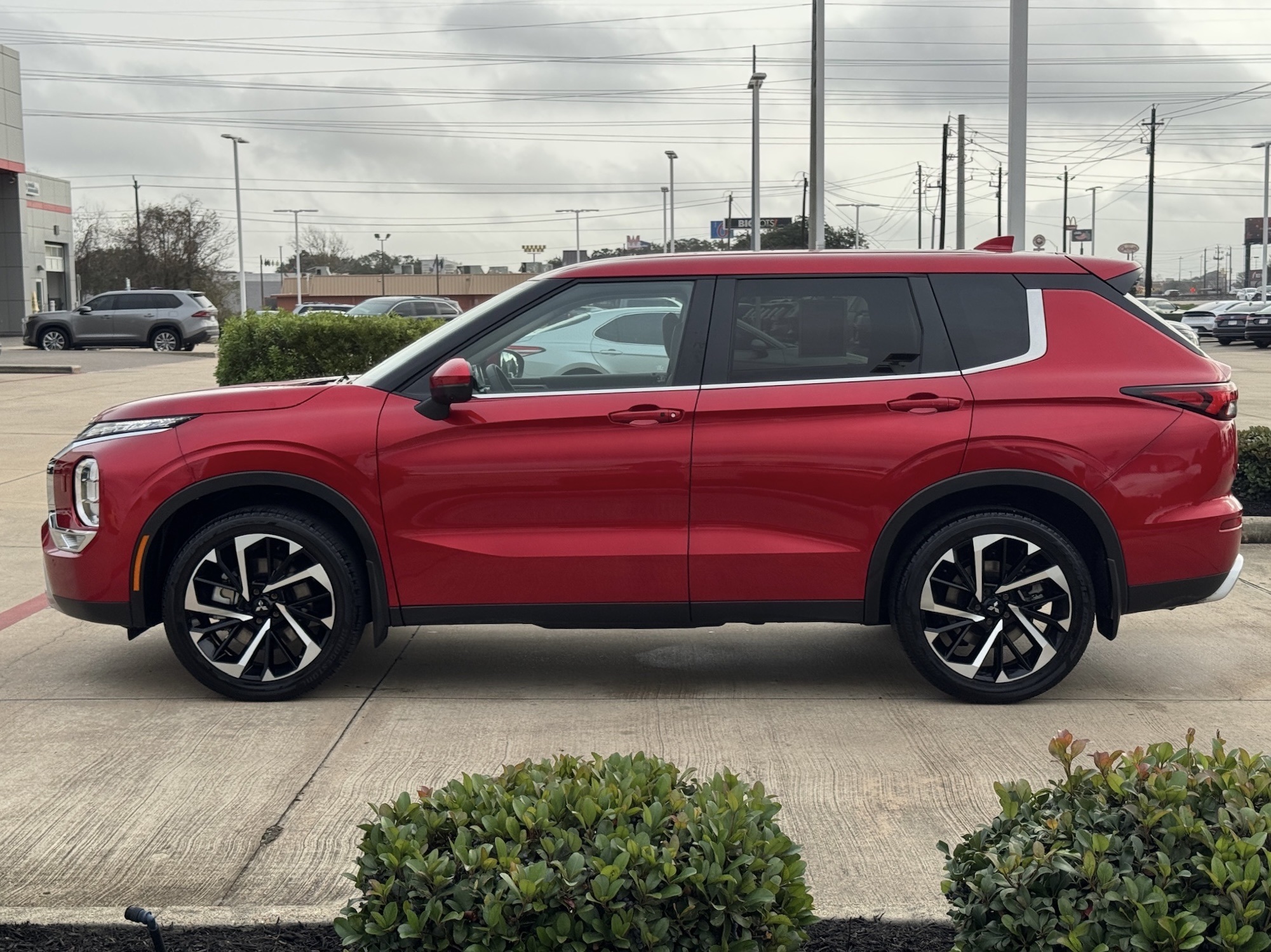 2024 Mitsubishi Outlander SE Red at Bravo Nissan