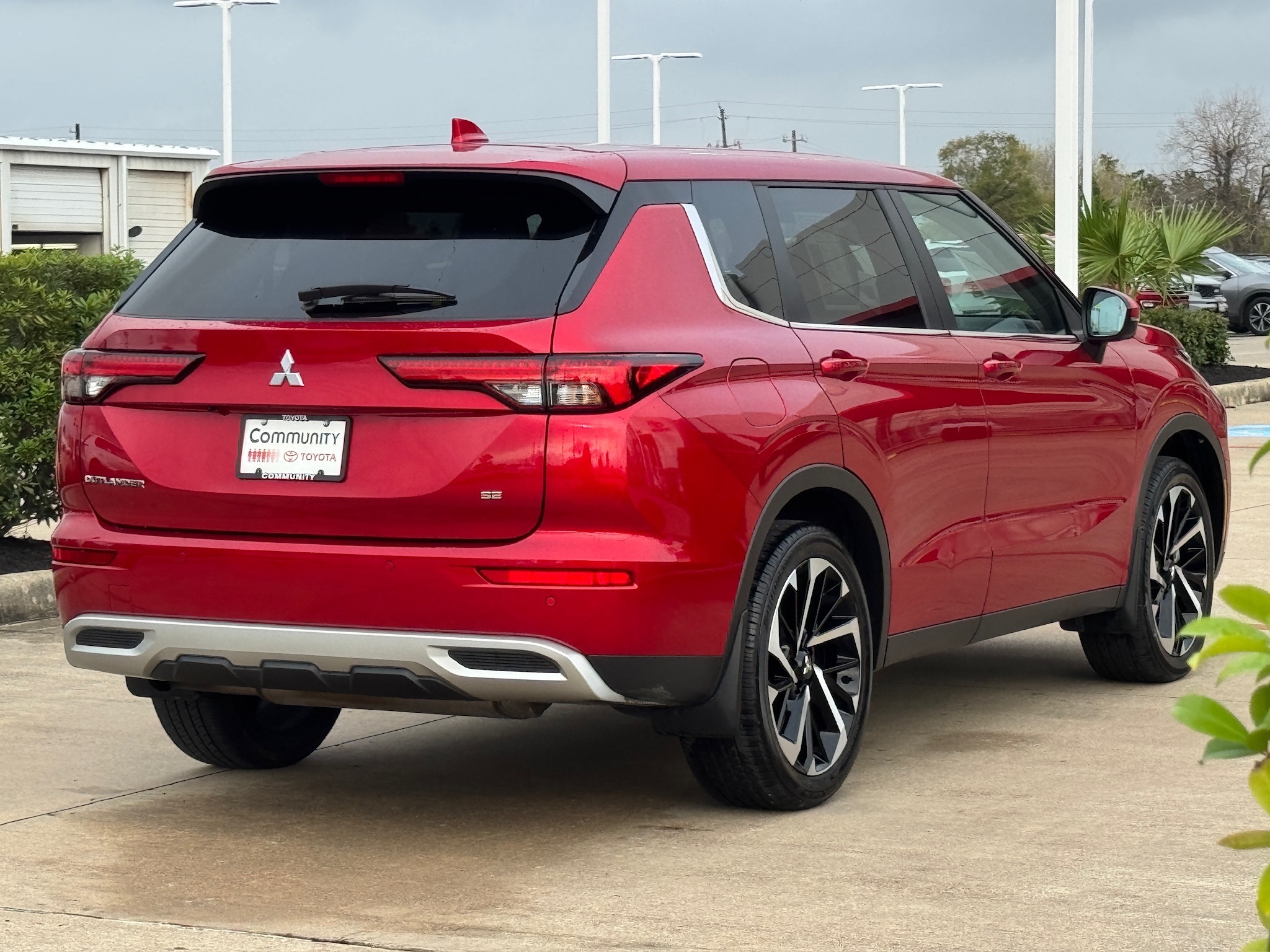 2024 Mitsubishi Outlander SE Red at Bravo Nissan