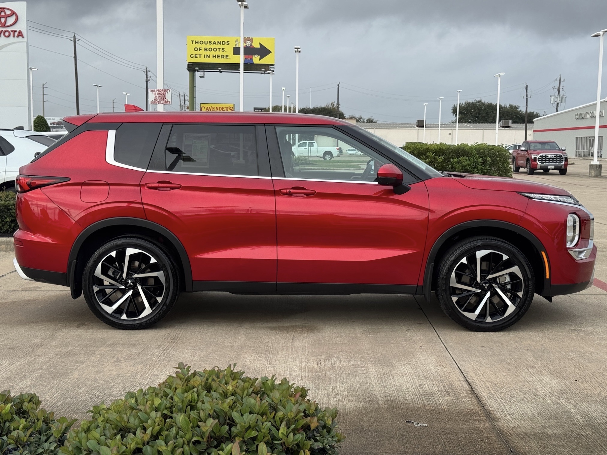 2024 Mitsubishi Outlander SE Red at Bravo Nissan