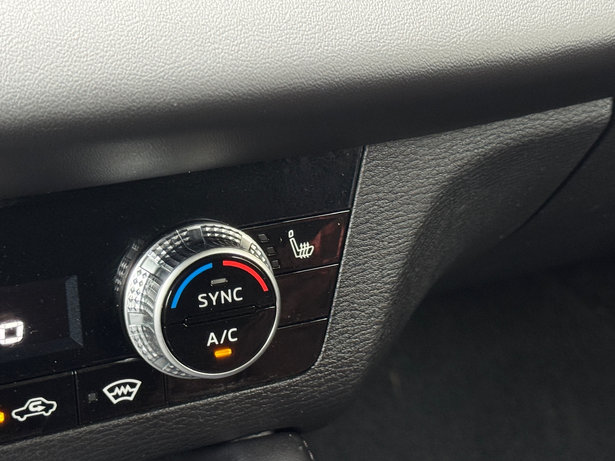 2024 Mitsubishi Outlander SE Red at Bravo Nissan