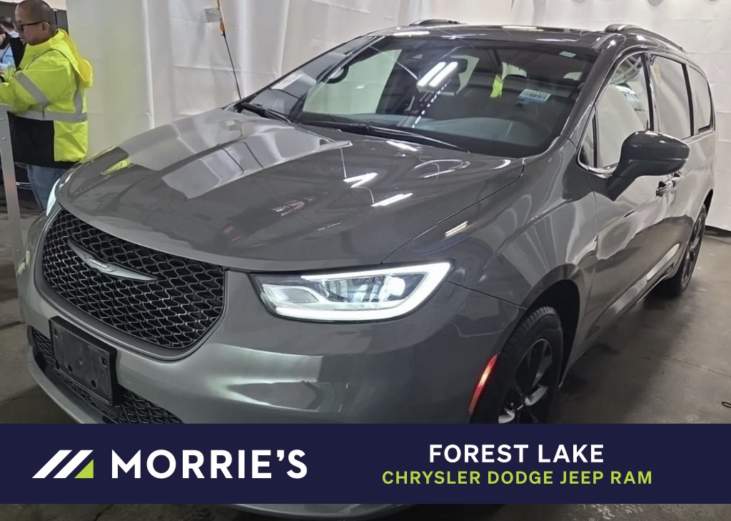 2022 Chrysler Pacifica Touring L's photo