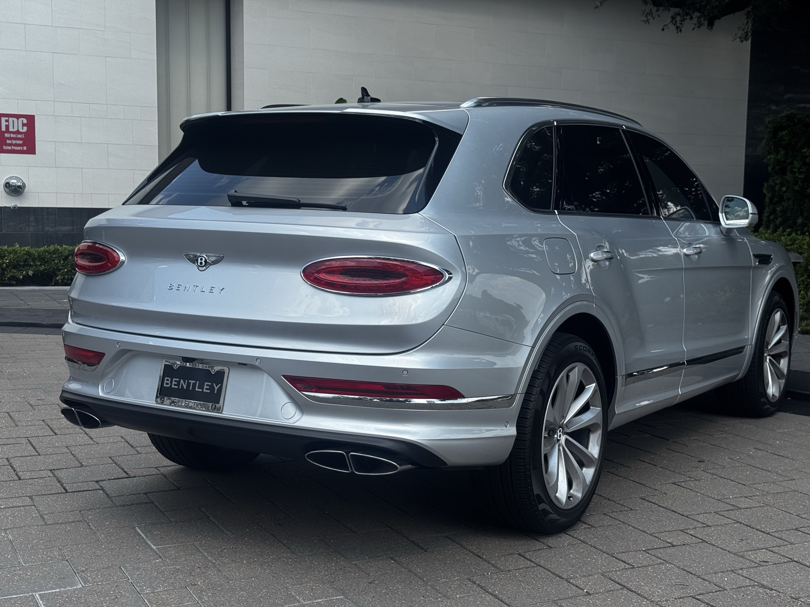 2023 Bentley Bentayga V8 photo 2