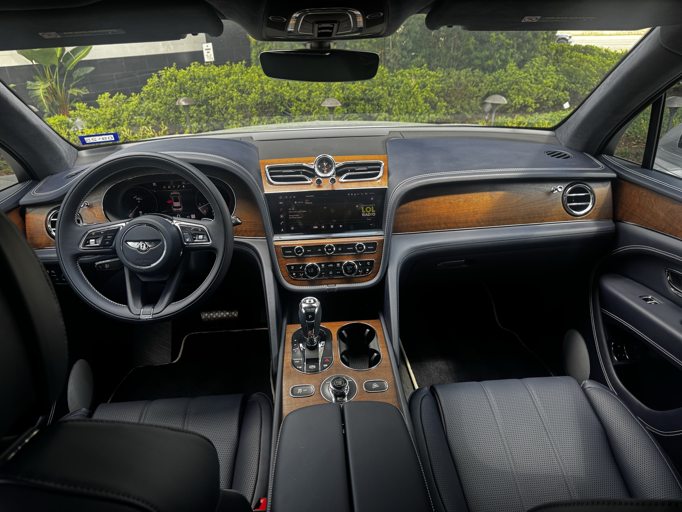 2023 Bentley Bentayga V8 photo 3