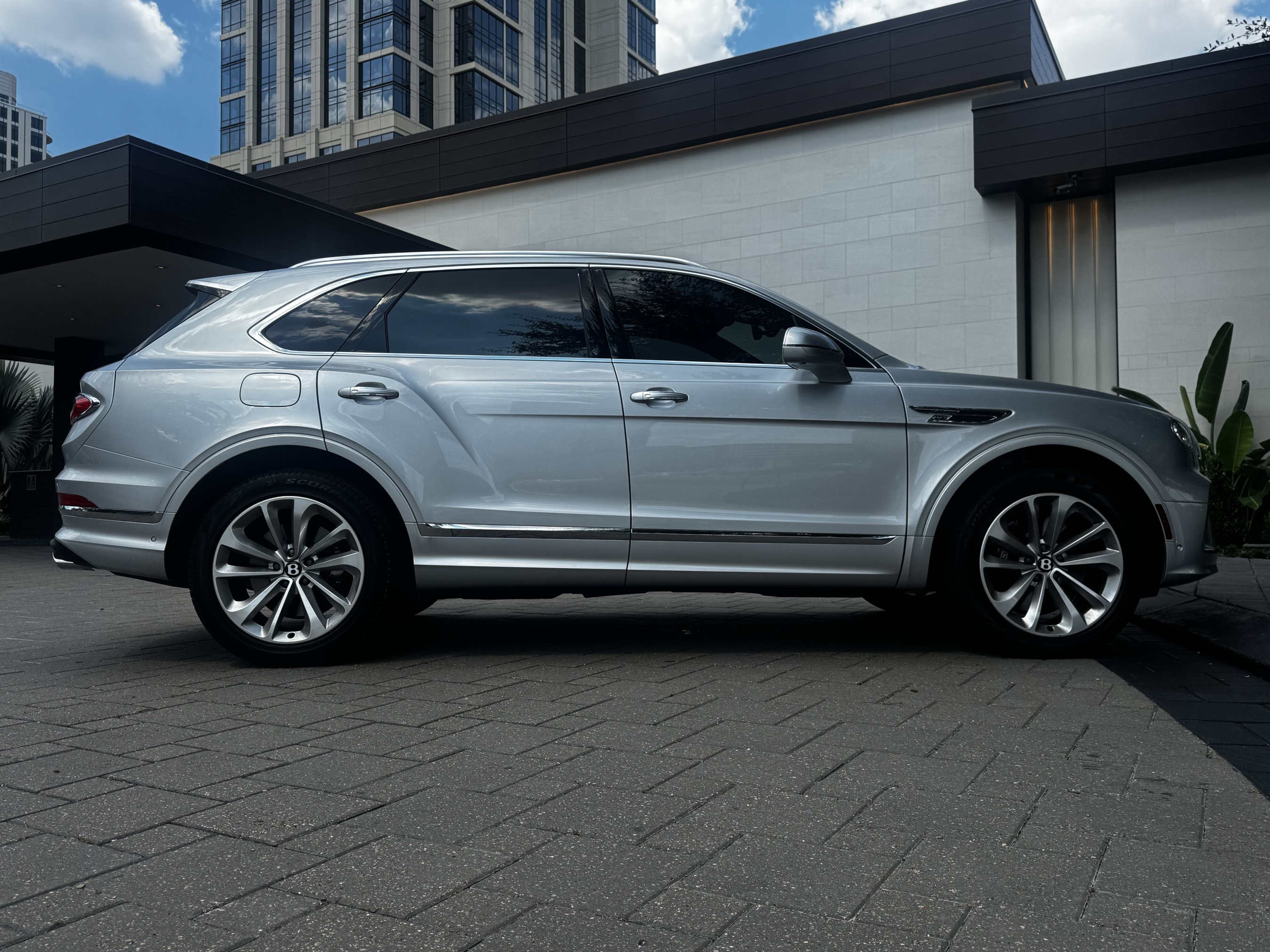 2023 Bentley Bentayga V8 photo 4