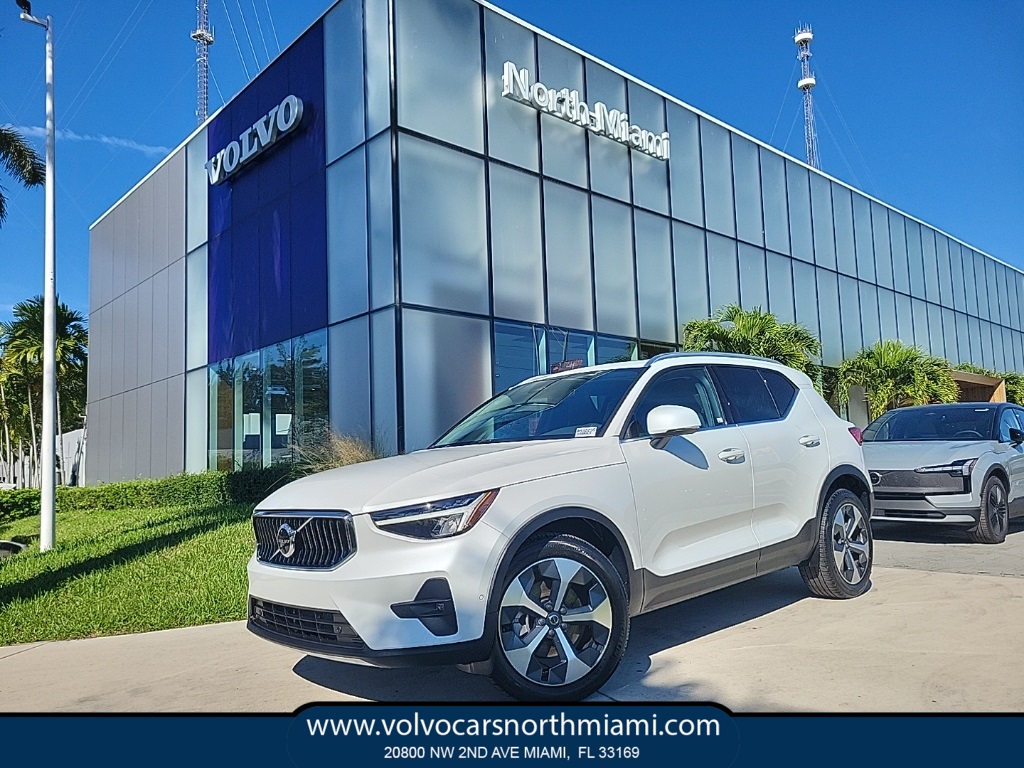 2023 Volvo XC40 B5 Plus Bright Theme
