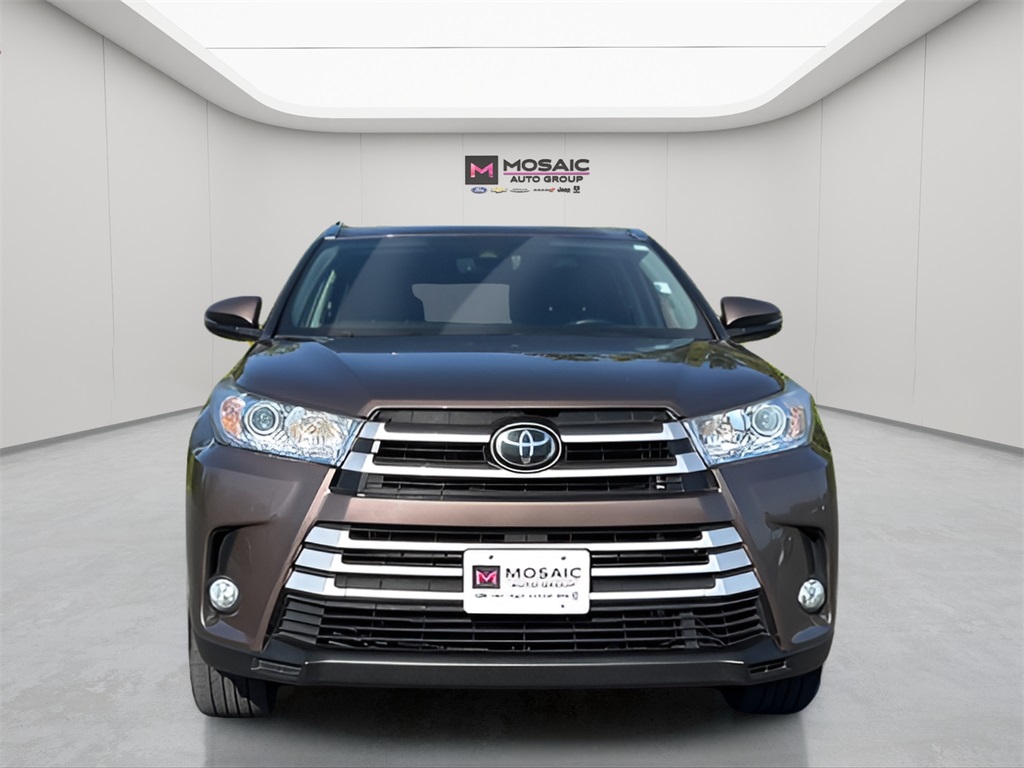 Used 2019 Toyota Highlander XLE with VIN 5TDJZRFHXKS957604 for sale in Zumbrota, Minnesota