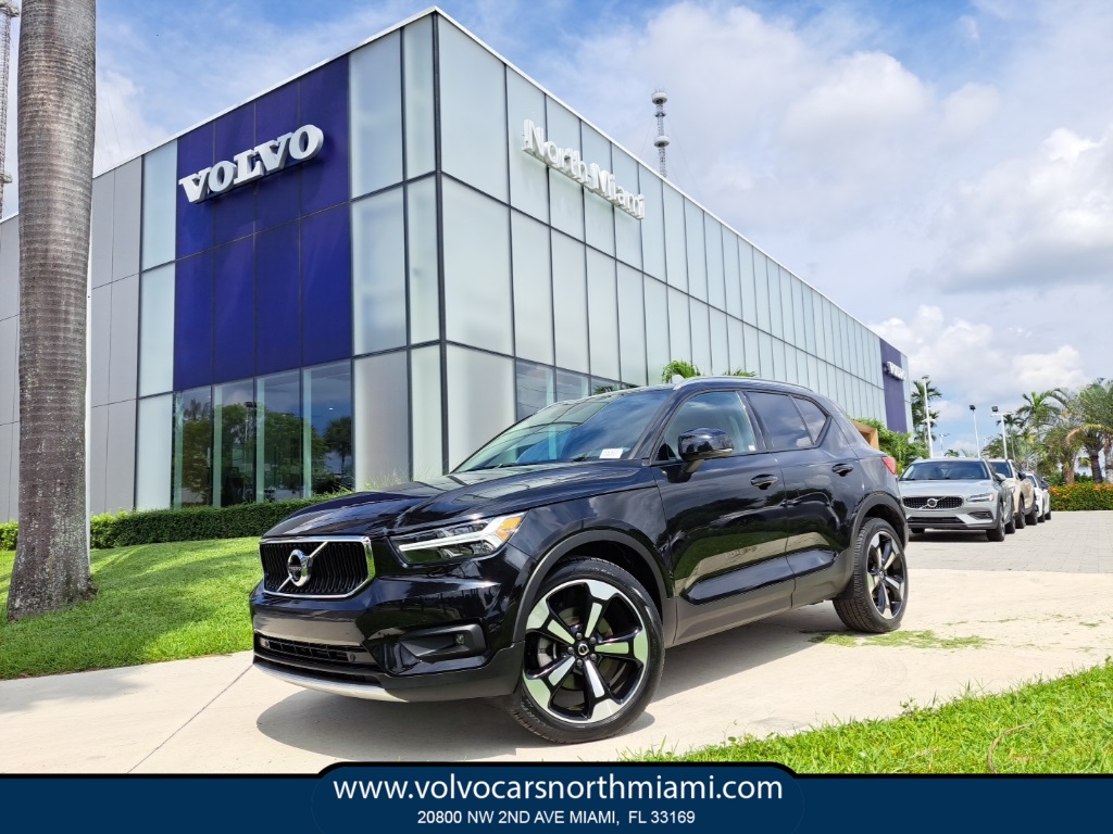 2022 Volvo XC40 Momentum