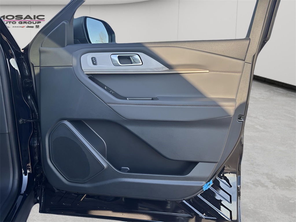 2025 Ford Explorer photo 4