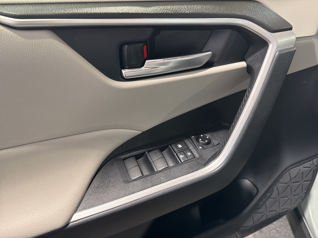 Thumbnail: 2021 Toyota RAV4 - 32