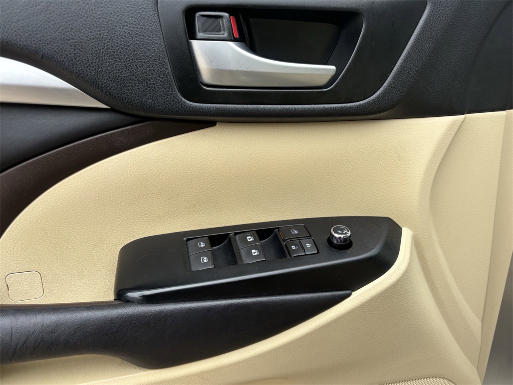 2016 Toyota Highlander XLE V6 Gold at Westside Lexus