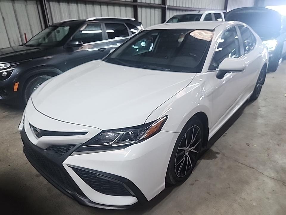 2022 Toyota Camry SE's photo