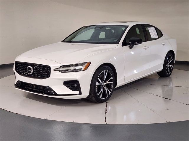 2024 Volvo S60 B5 Core Dark Theme