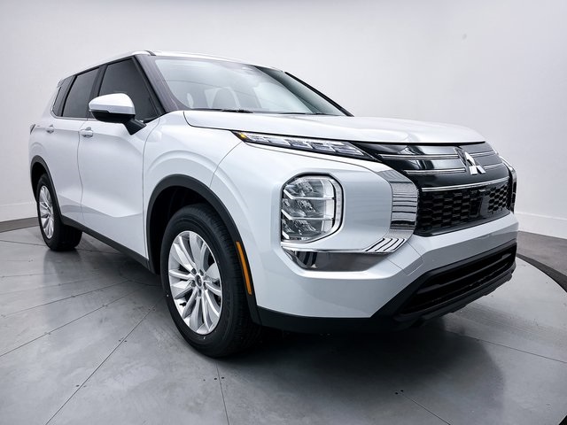 2025 Mitsubishi Outlander ES's photo