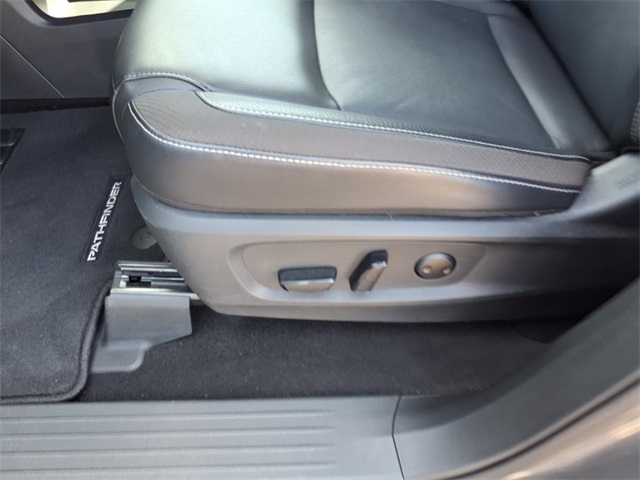 2024 Nissan Pathfinder SL photo 2
