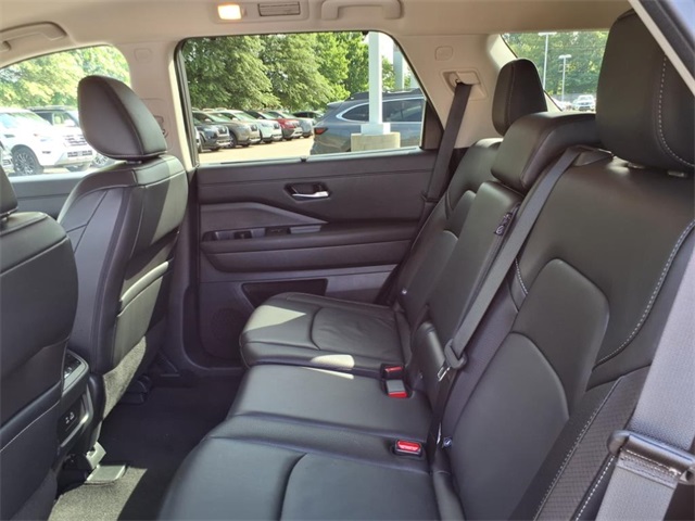 2024 Nissan Pathfinder SL photo 3