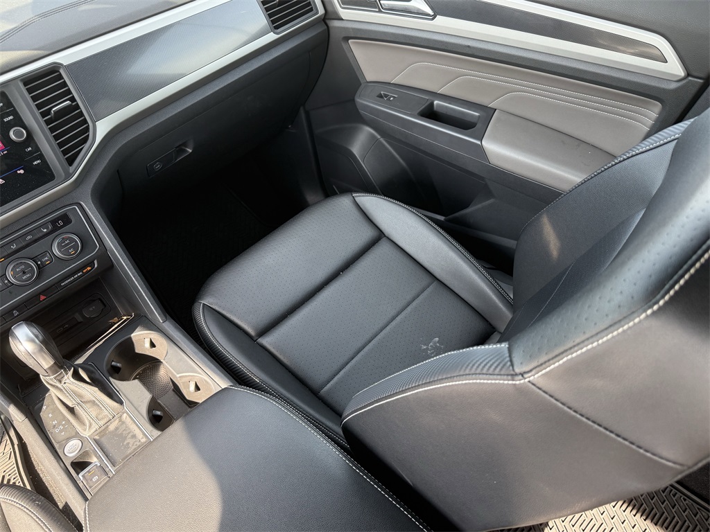 2021 Volkswagen Atlas Cross Sport 3.6L V6 SE w/Technology R-Line White at DeMontrond Auto Country