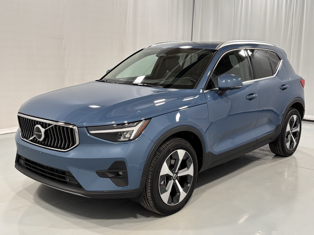 2025 Volvo XC40 B5 Plus Bright Theme AWD