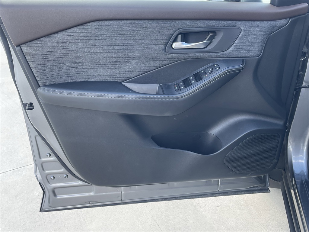 2023 Nissan Rogue SV - 9