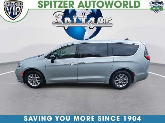 Silver Mist Clearcoat 2024 Chrysler Pacifica Minivan Front-Wheel Drive 9-Speed Automatic