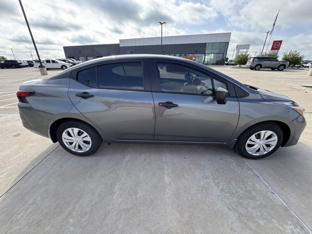 2025 Nissan Versa 1.6 S photo 2