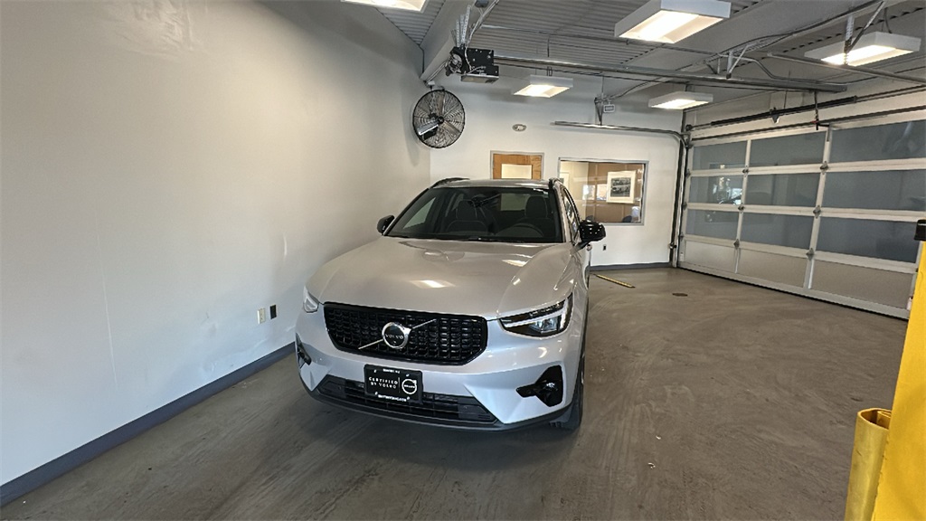 2025 Volvo XC40 B5 Plus Dark Theme AWD