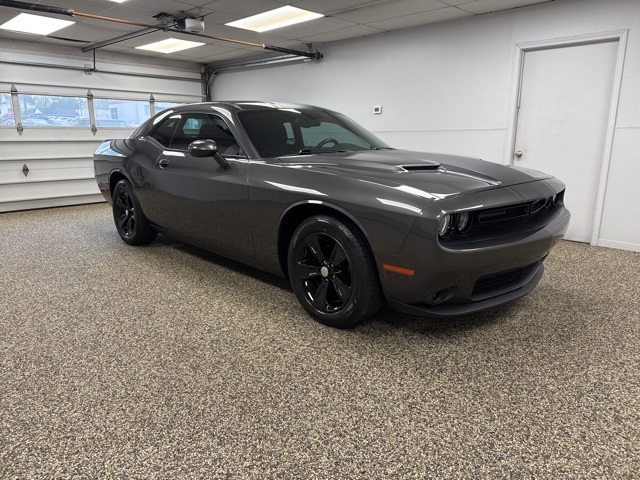 2016 Dodge Challenger SXT photo 3