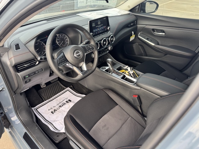 2025 Nissan Sentra SR photo 2