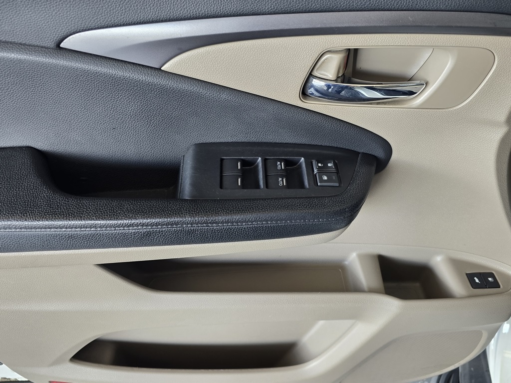 Thumbnail: 2017 Honda Pilot - 9