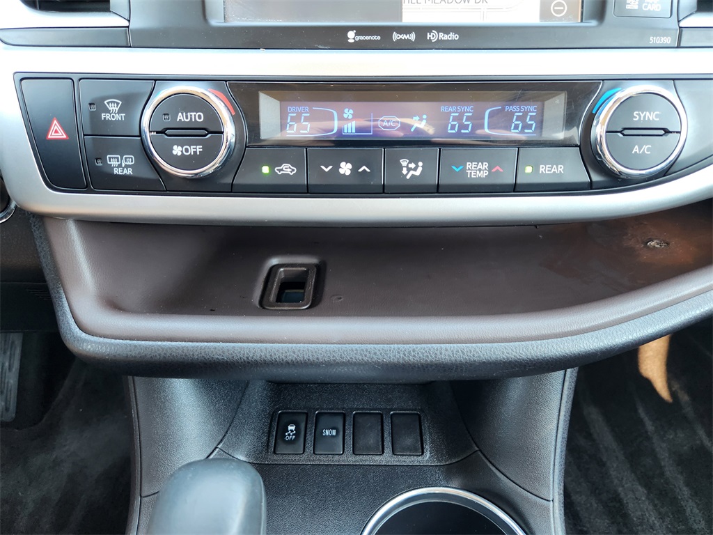 2019 Toyota Highlander XLE White at Autostrade