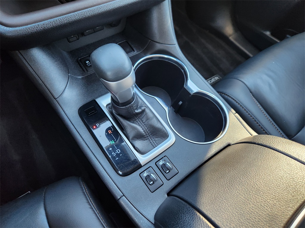 2019 Toyota Highlander XLE White at Autostrade