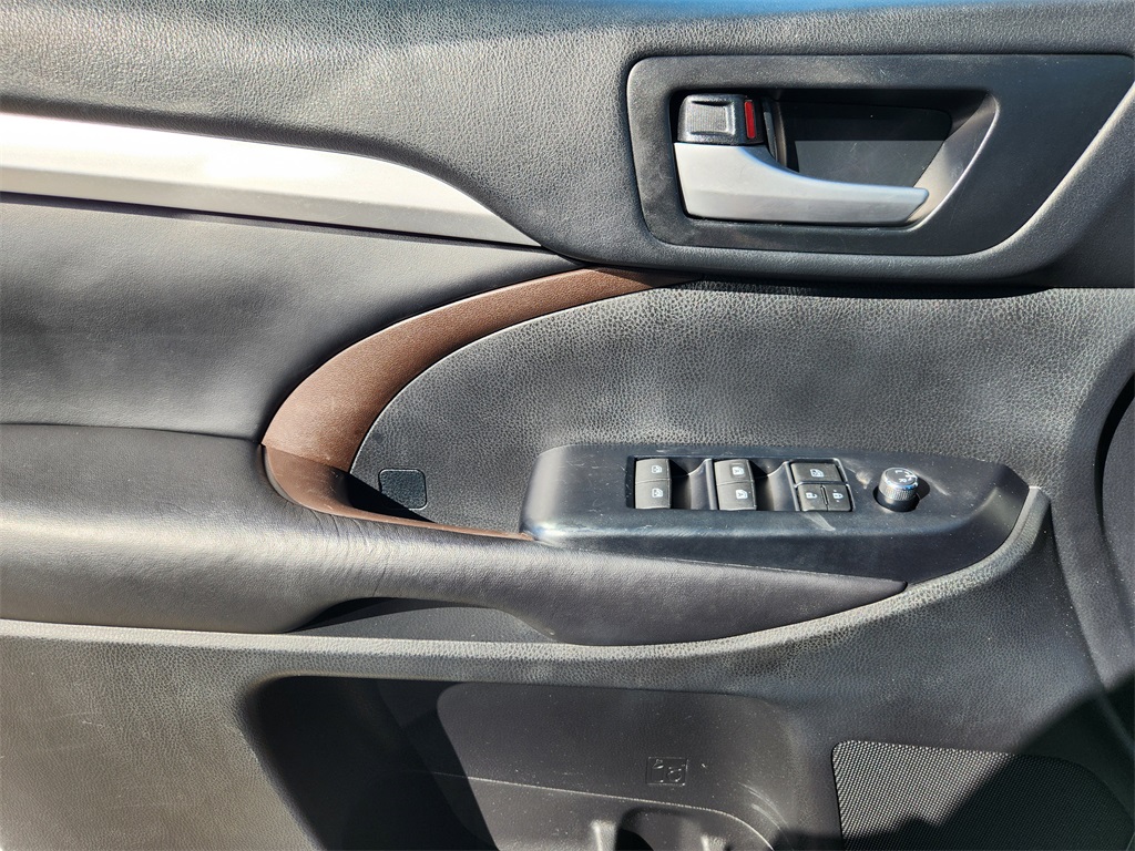 2019 Toyota Highlander XLE White at Autostrade