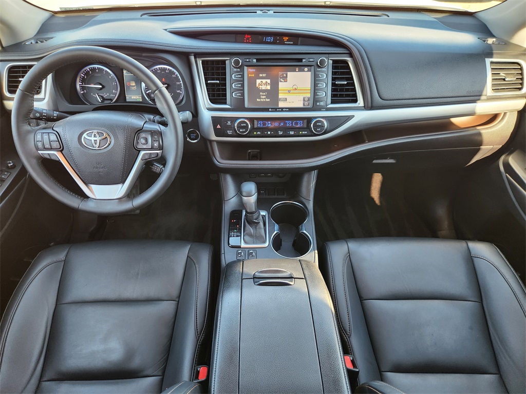 2019 Toyota Highlander XLE White at Autostrade