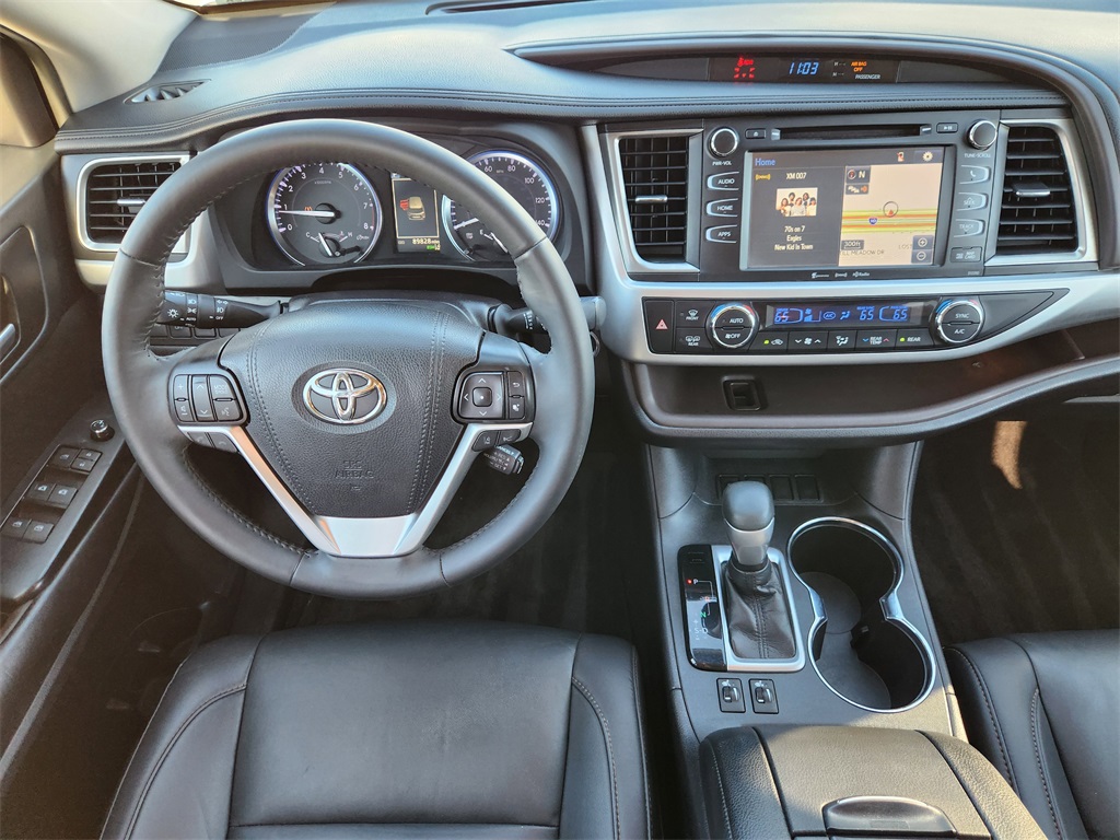 2019 Toyota Highlander XLE White at Autostrade