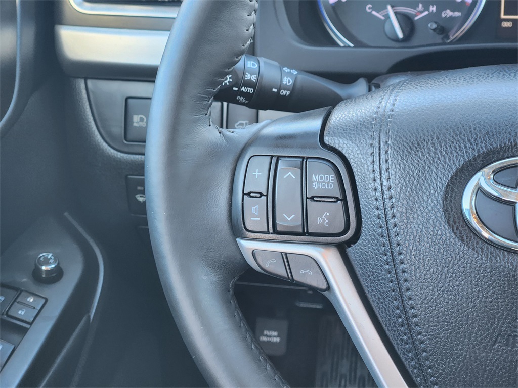 2019 Toyota Highlander XLE White at Autostrade