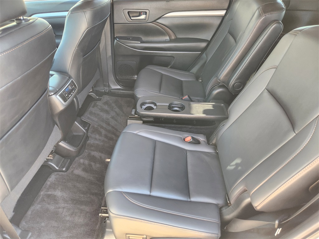 2019 Toyota Highlander XLE White at Autostrade