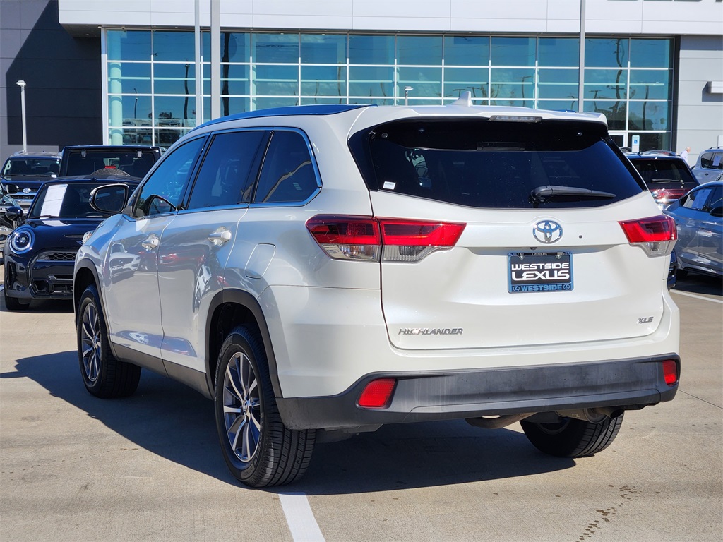 2019 Toyota Highlander XLE White at Autostrade