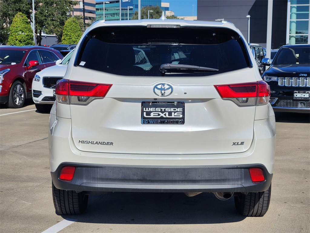 2019 Toyota Highlander XLE White at Autostrade